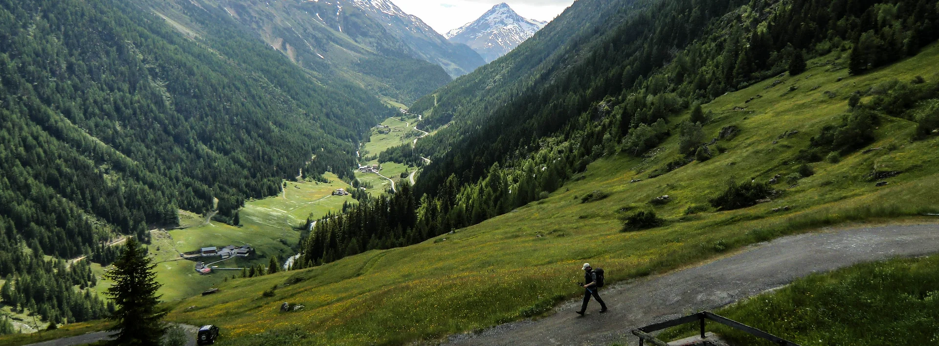 Erlebnis Alpenüberquerung - von Pfronten im Allgäu nach Meran Blick von oben auf einem Wanderer in einer sonnigen Berglandschaft.