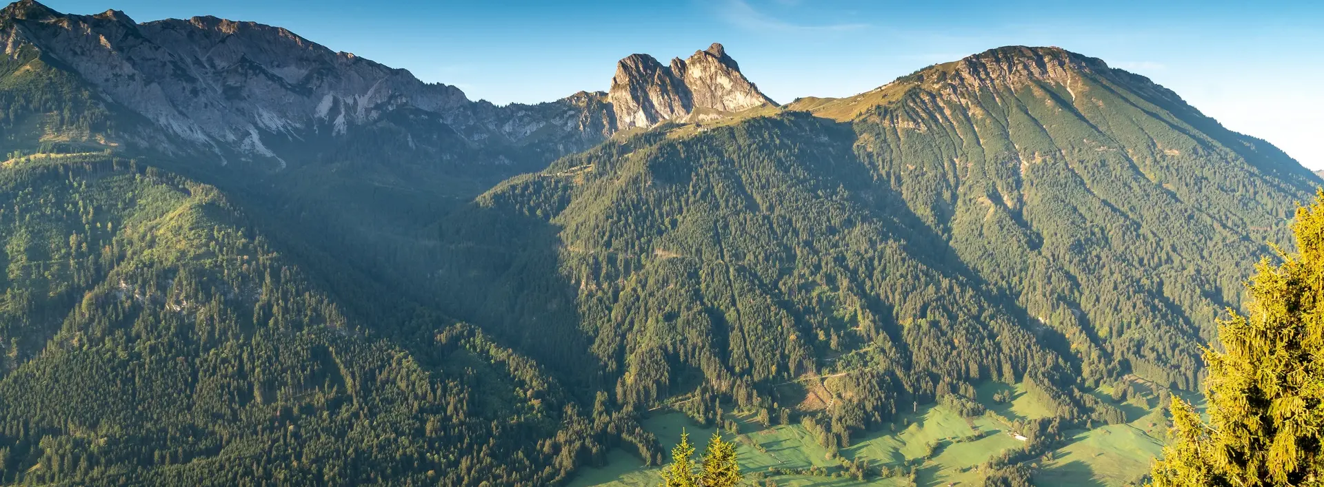 Camping am Fuße des Breitenbergs in Pfronten Allgäu Schöner Blick von oben auf den idyllischen Campingplatz in Pfronten und eine tolle Bergkulisse.