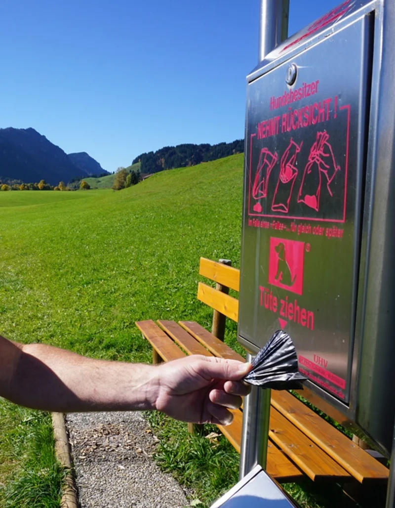 Unterwegs auf 4 Pfoten in Pfronten Ein Hundebesitzer zieht eine Tüte an einer Pfrontener Hundetoilette.