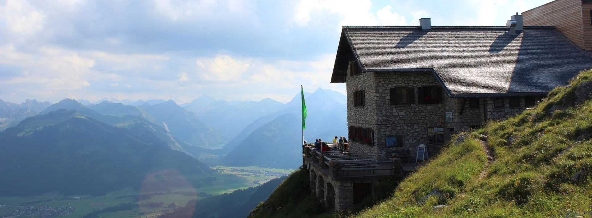 Bad Kissinger Hütte - Wandern am Aggenstein Panoramablick über die Bad Kissinger Hütte am Aggenstein auf das Pfrontener Tal und eine markante Bergkulisse.