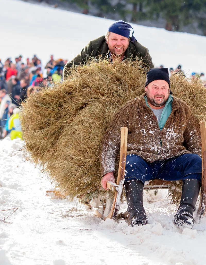 Schalenggen Rennen in Pfronten im Allgäu Mehrere Personen beim Schalenggen Rennen in Pfronten.