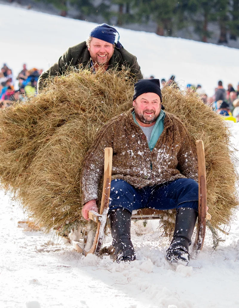 Schalenggen Rennen in Pfronten im Allgäu Mehrere Personen beim Schalenggen Rennen in Pfronten.