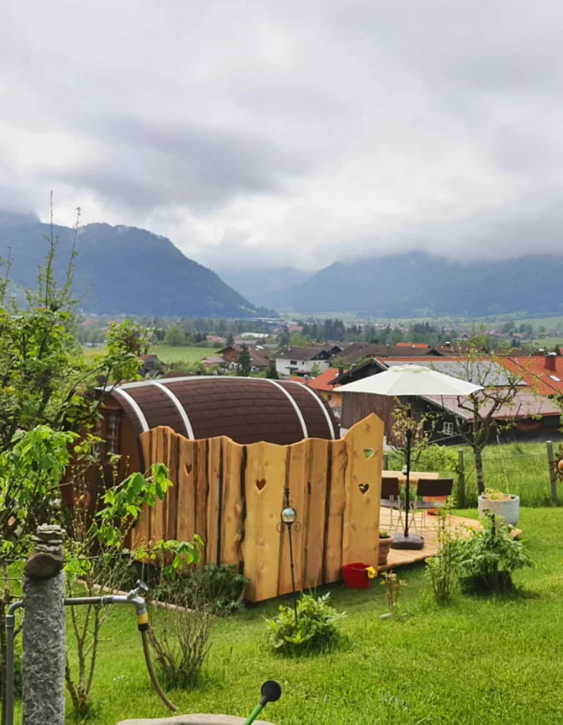 © A. Grotz Schlafmöglichkeit in einem Schlummerfass mit einer tollen Aussicht.