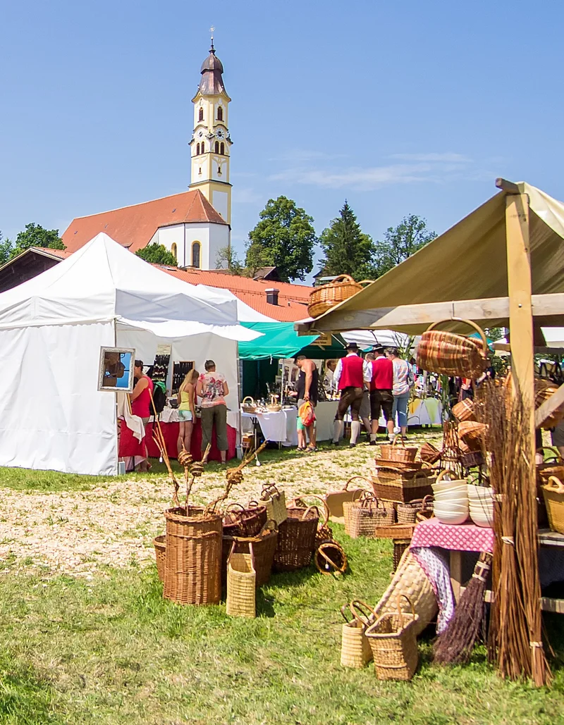 Trachtenmarkt in Pfronten im Allgäu - einer der schönsten Märkte in Bayern Buntes Markttreiben beim Trachtenmarkt in Pfronten.