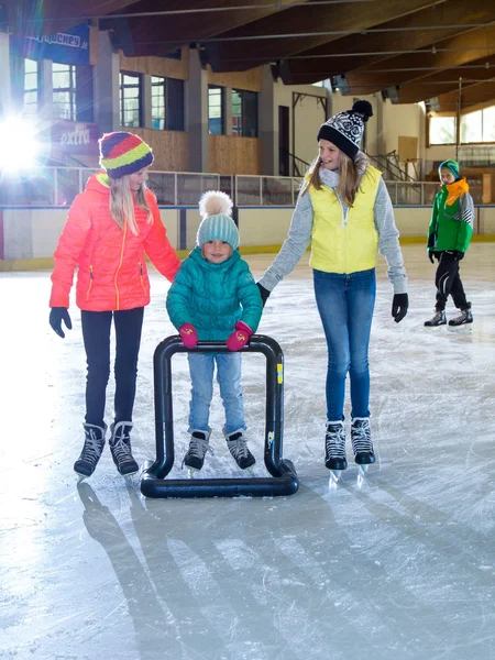 Eislaufen in der Eishalle Pfronten Allgäu Mehrere Personen beim Eislaufen in Pfronten.