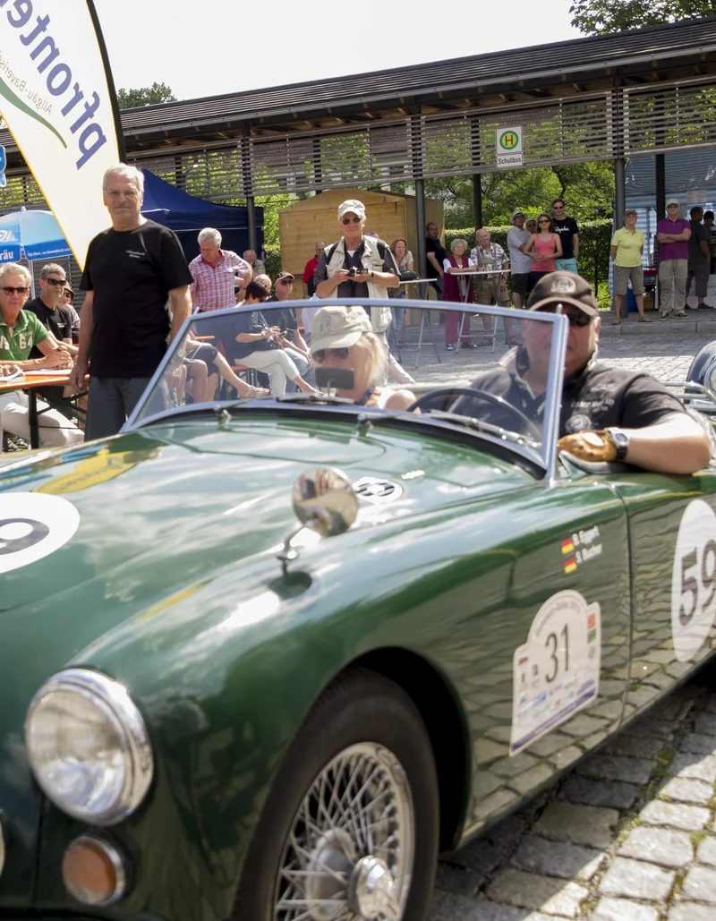 Oldtimer in Pfronten _Bayern Ein Oldtimer wird von mehreren Personen beim Oldtimertreffen in Pfronten im Allgäu bestaunt.