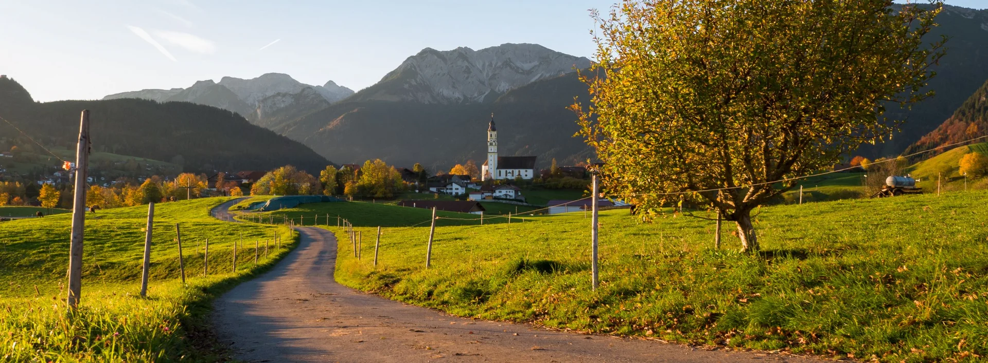 Herbstlicher Blick auf das Pfrontener Tal mit einer schönen Bergkulisse.