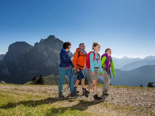 Familienwanderung im Allgäu auf dem Breitenberg Eine Familie auf einem Wanderweg in einer beeindruckenden Bergkulisse.