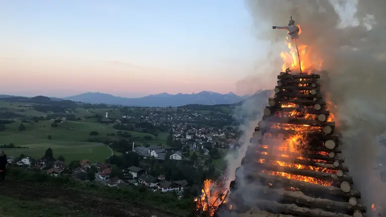 Johannisfeuer in Pfronten - großes Feuer vor Bergkulisse