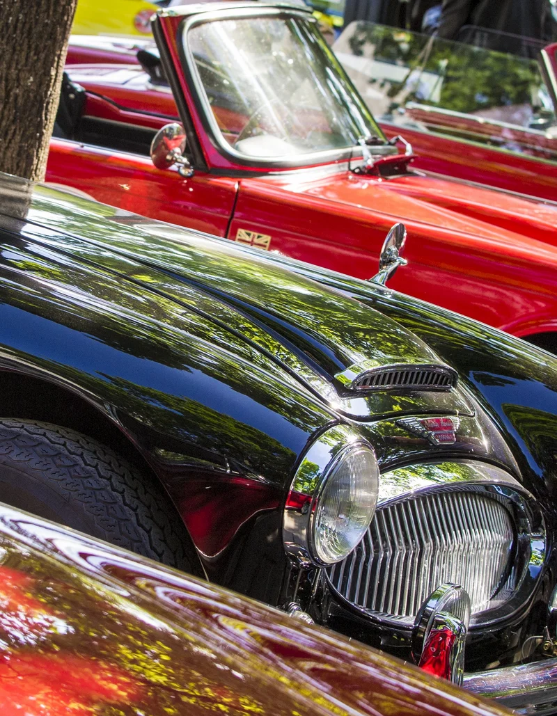 Oldtimer Pfronten im Allgäu Nahaufnahme mehrerer glänzender Oldtimer in Pfronten im Allgäu.