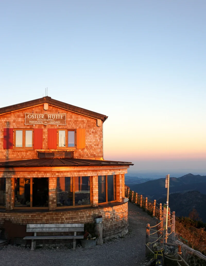 Erste Sonnenstrahlen am Morgen Magischer Blick auf die Ostlerhütte bei einem tollen Farbenspiel der Sonne.