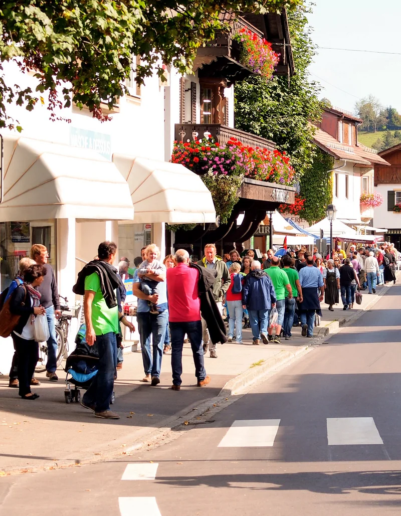 Besucher beim Tag der Regionen in Pfronten-Ried.