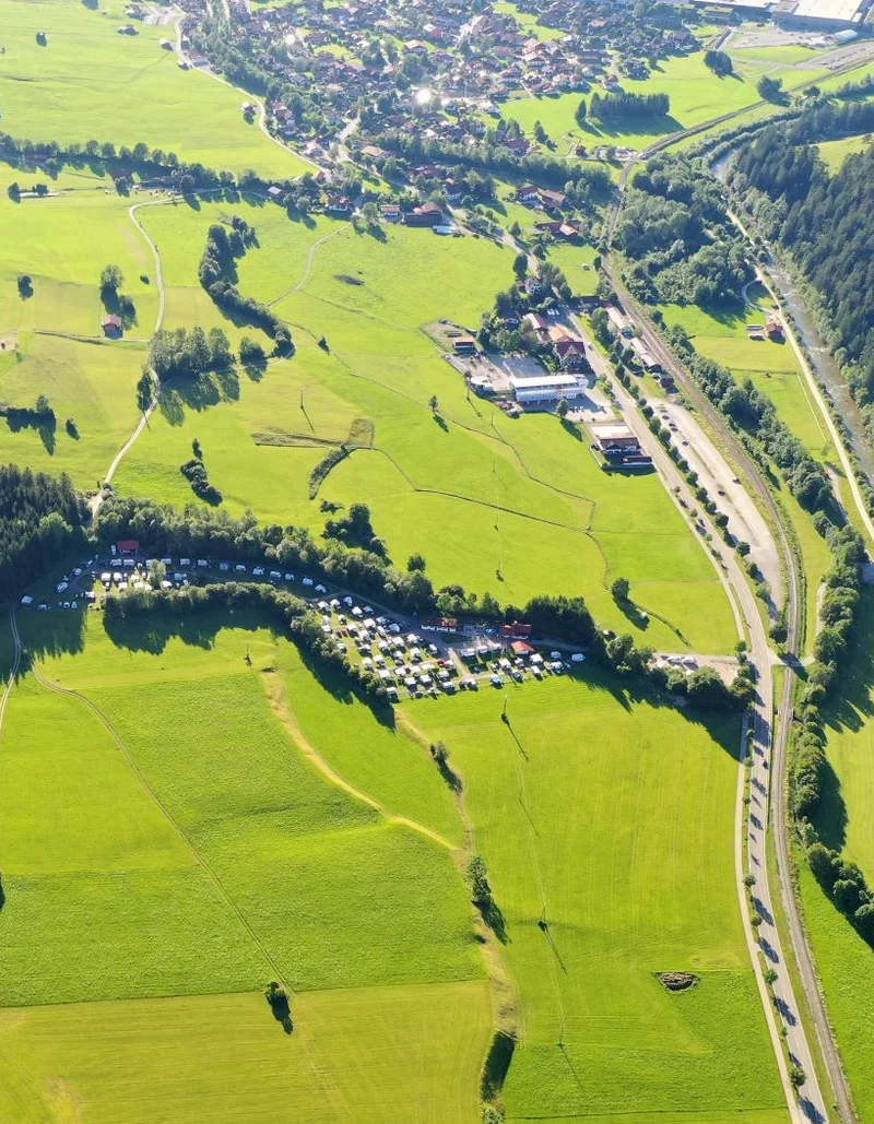 Schöner Blick von oben auf den idyllischen Campingplatz in Pfronten und die grünen Wiesen.