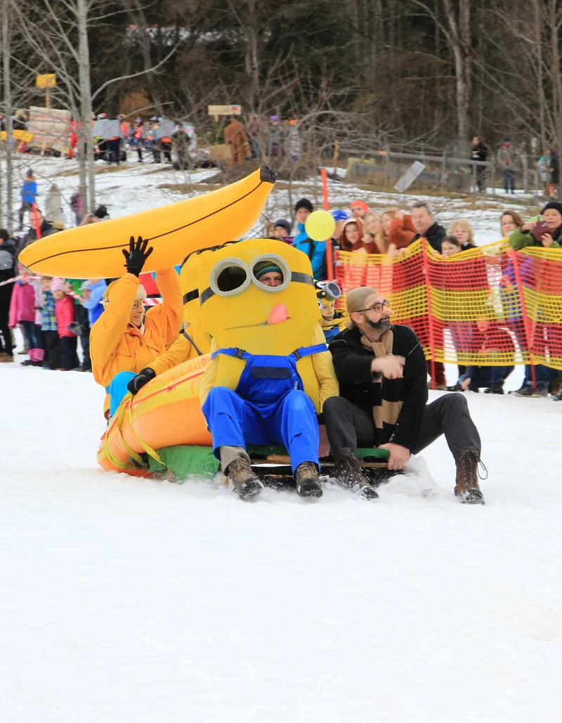 Fasching im Allgäu Bunte Faschingskostüme beim Gaudirennen in Pfronten im Allgäu.