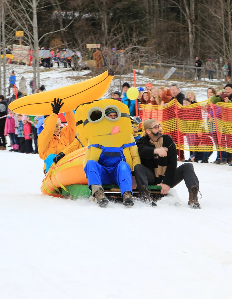 Fasching im Allgäu Bunte Faschingskostüme beim Gaudirennen in Pfronten im Allgäu.