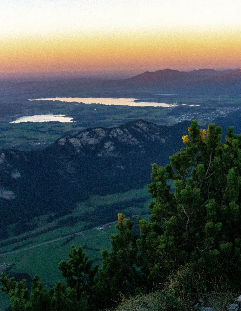 Sonnenaufgang am Breitenberg Weiter Panoramablick in die Bergwelt bei einem magischen Farbenspiel der Sonne.