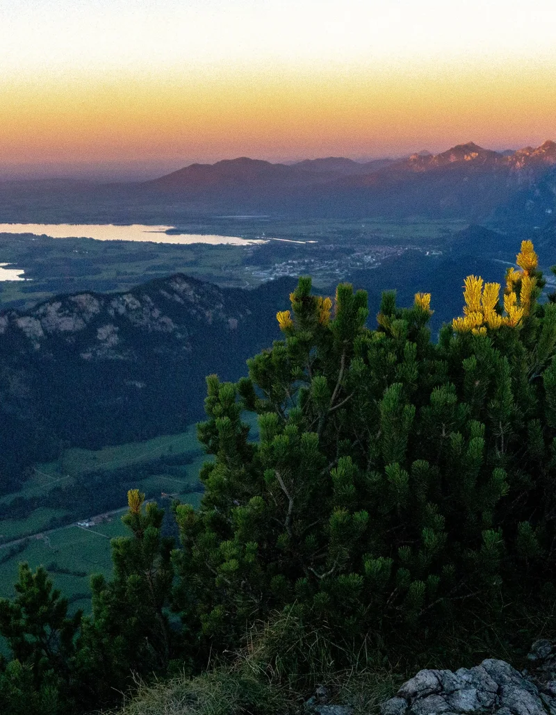 Sonnenaufgang erleben Weiter Panoramablick in die Bergwelt bei einem magischen Farbenspiel der Sonne.