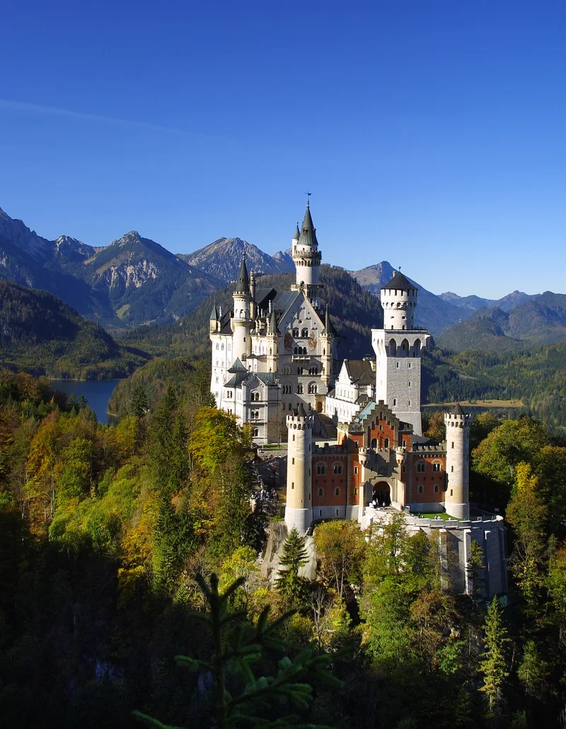 Malerischer Blick auf das Schloss Neuschwanstein und die dahinterliegende Bergkulisse.