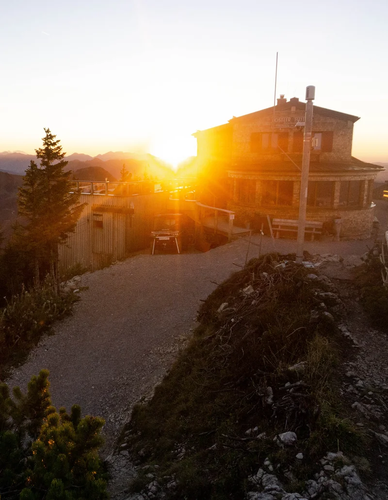 Sonnenuntergang auf dem Breitenberg Malerischer Blick auf die Ostlerhütte bei einem magischen Farbenspiel der Sonne.