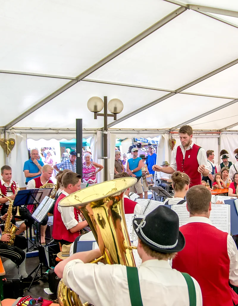 Festzelt beim Trachtenmarkt in Pfronten im Allgäu _ Bayern Gut besuchtes Festzelt beim Trachtenmarkt in Pfronten im Allgäu.