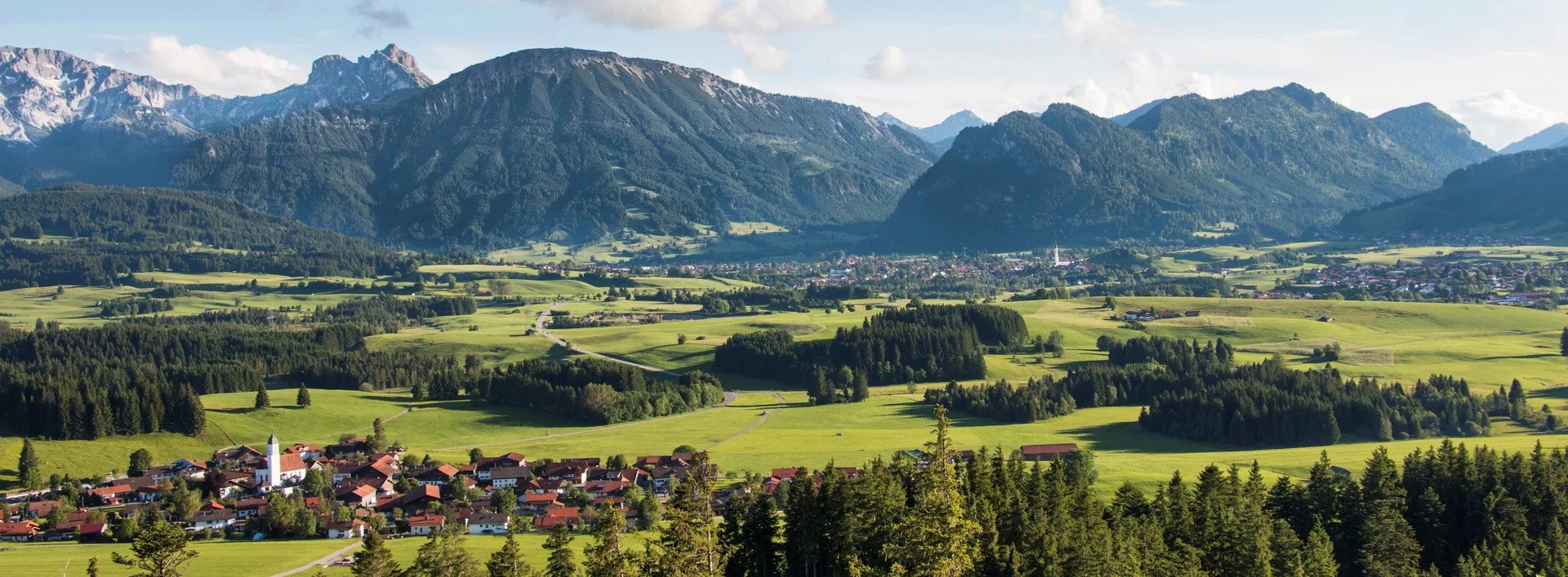 Panoramablick auf Pfronten im Allgäu Eindrucksvoller Panoramablick auf das sonnige Tal mit schöner Bergkulisse.