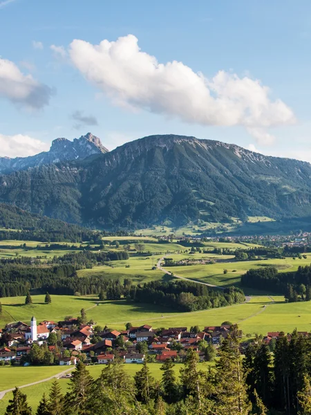Panoramablick auf Pfronten im Allgäu Eindrucksvoller Panoramablick auf das sonnige Tal mit schöner Bergkulisse.