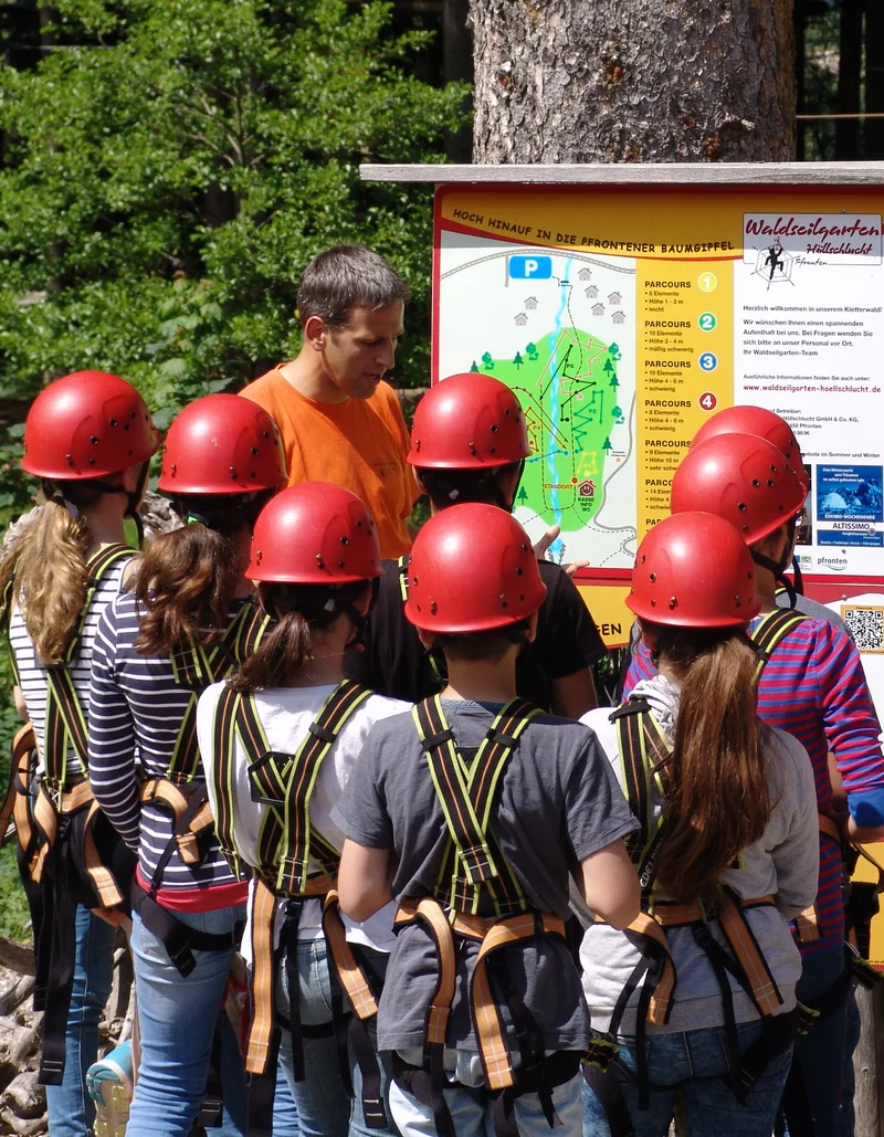 Spaß in der Gruppe im Waldseilgarten Eine Gruppe Kletterer im Waldseilgarten in Pfronten.
