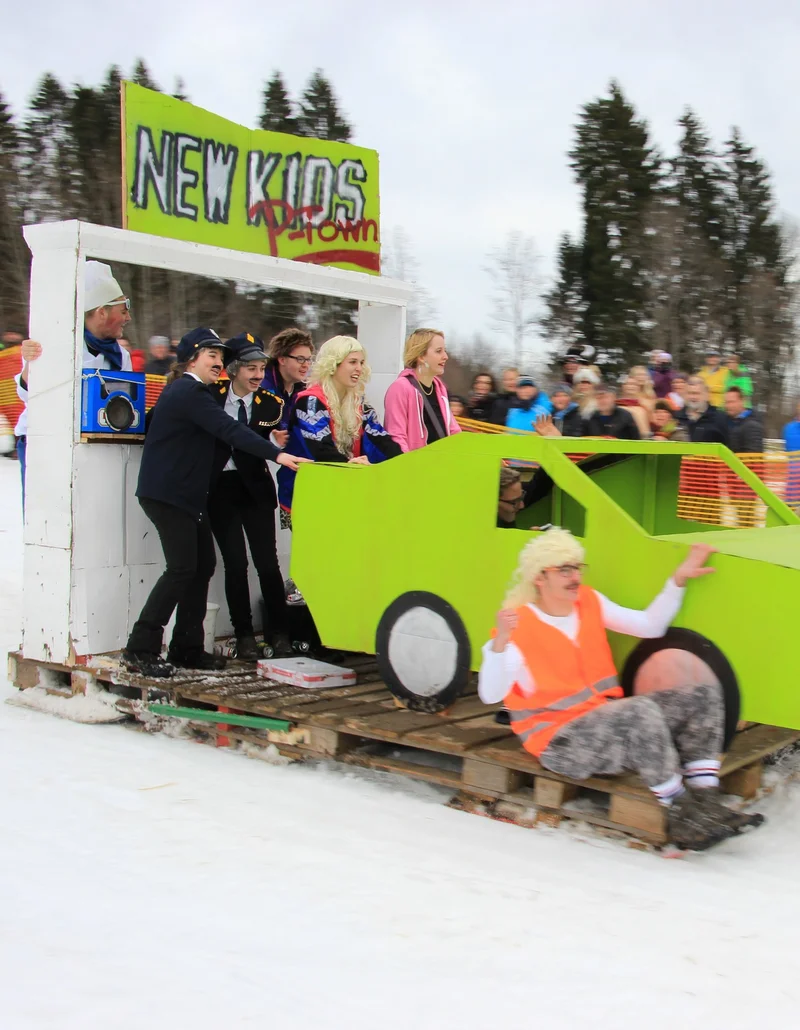 Fasching in Pfronten im Allgäu Bunte Faschingskostüme und närrisches Treiben beim Gaudirennen in Pfronten im Allgäu.