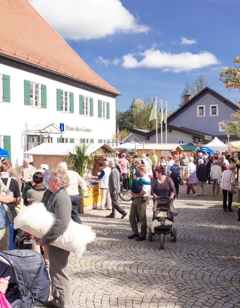 Buntes Markttreiben beim Tag der Regionen in Pfronten.
