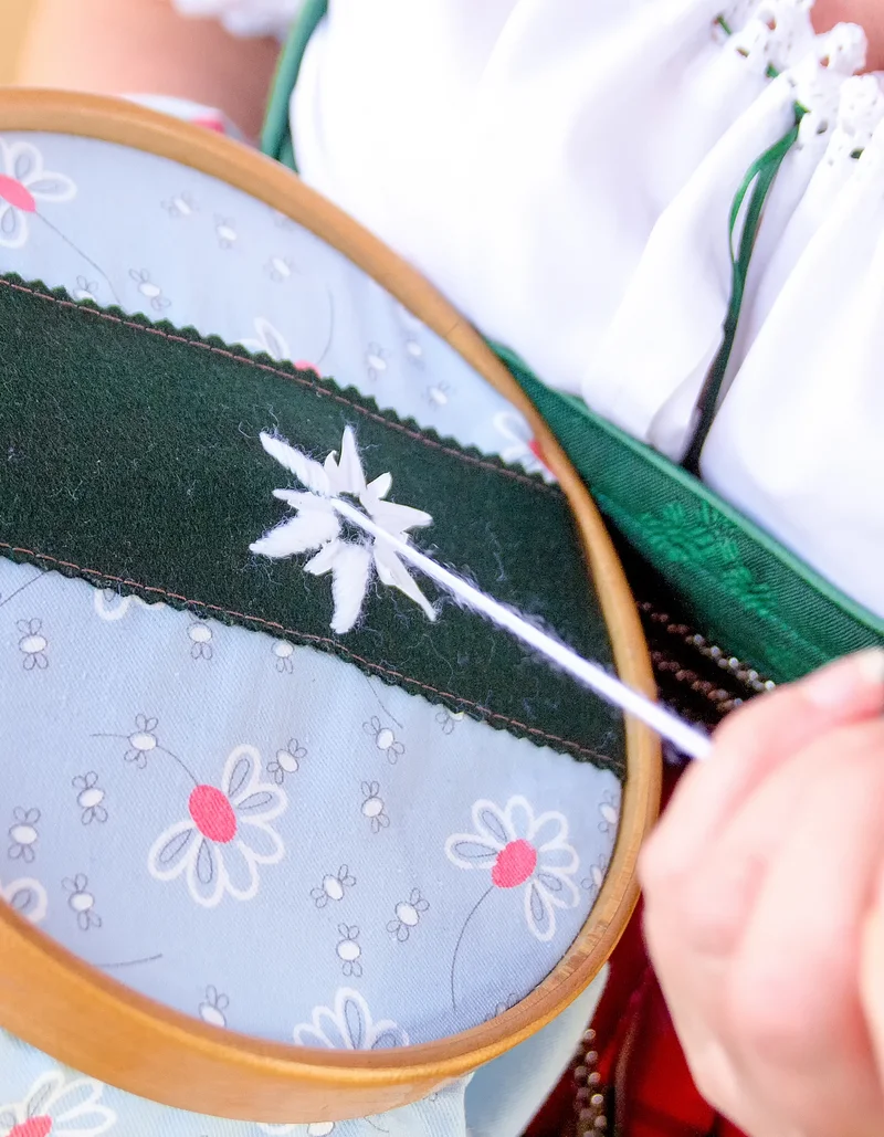 Handarbeiten auf dem Trachtenmarkt in Pfronten im Allgäu Handarbeiten auf dem Pfrontener Trachtenmarkt.