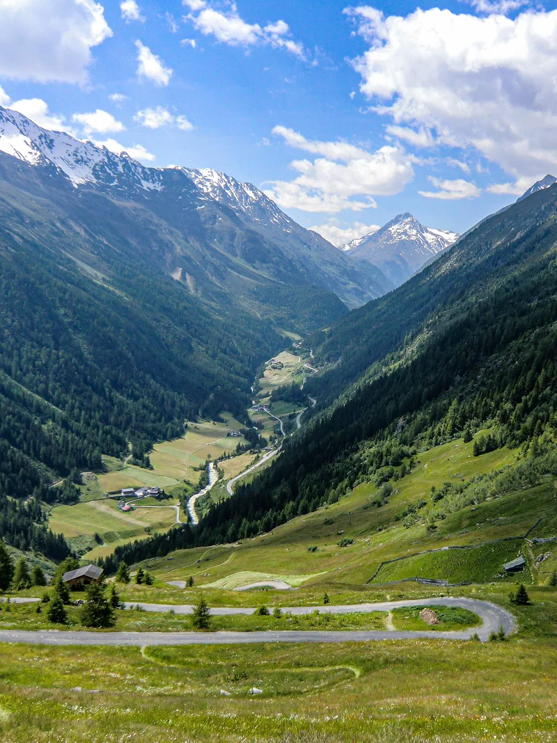 Die Alternative über die Alpen - eine Überquerung von Pfronten im Allgäu nach Meran Sonniger Blick ins Tal und auf bergige Landschaften.