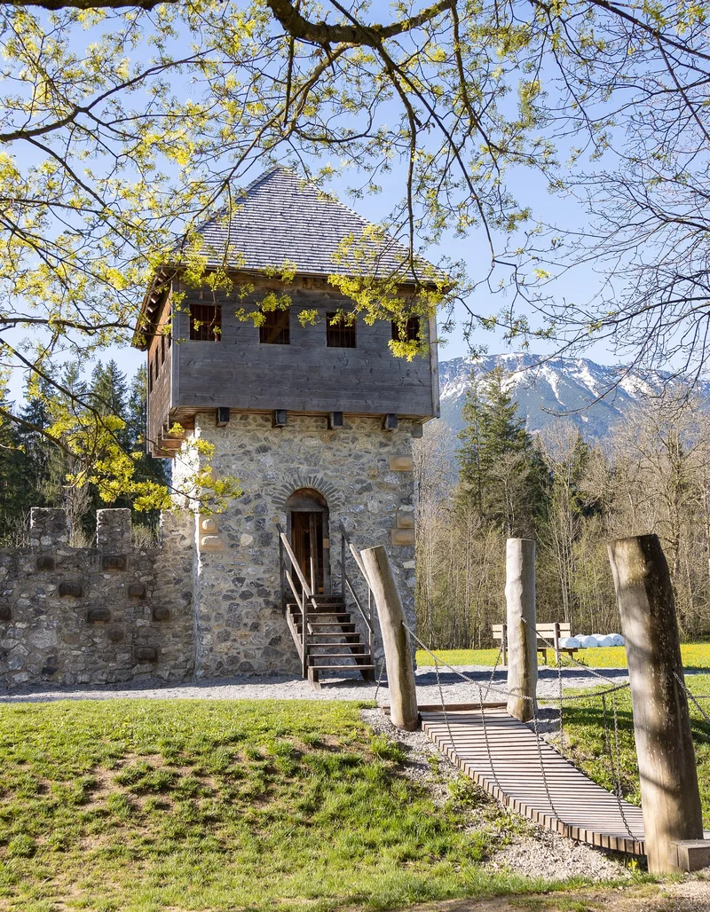 Spielen auf dem Ritterspielplatz Verkleinerte Nachbildung einer Burganlage des 13. Jahrhunderts auf dem Ritterspielplatz in Pfronten