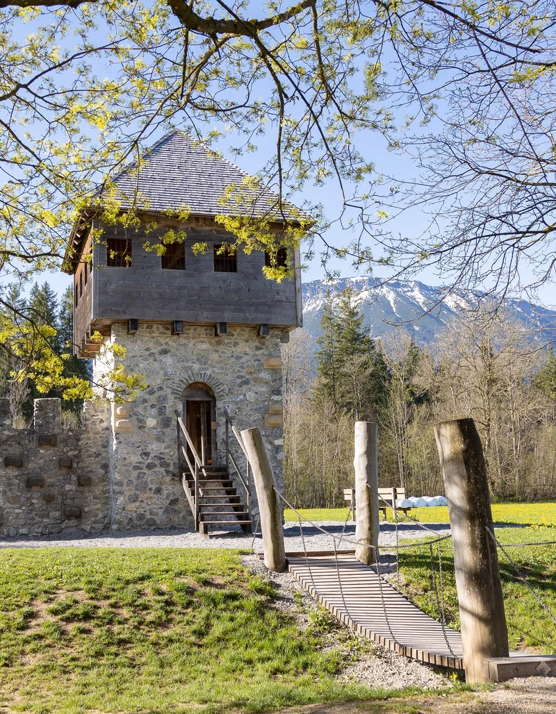 Spielen auf dem Ritterspielplatz Verkleinerte Nachbildung einer Burganlage des 13. Jahrhunderts auf dem Ritterspielplatz in Pfronten