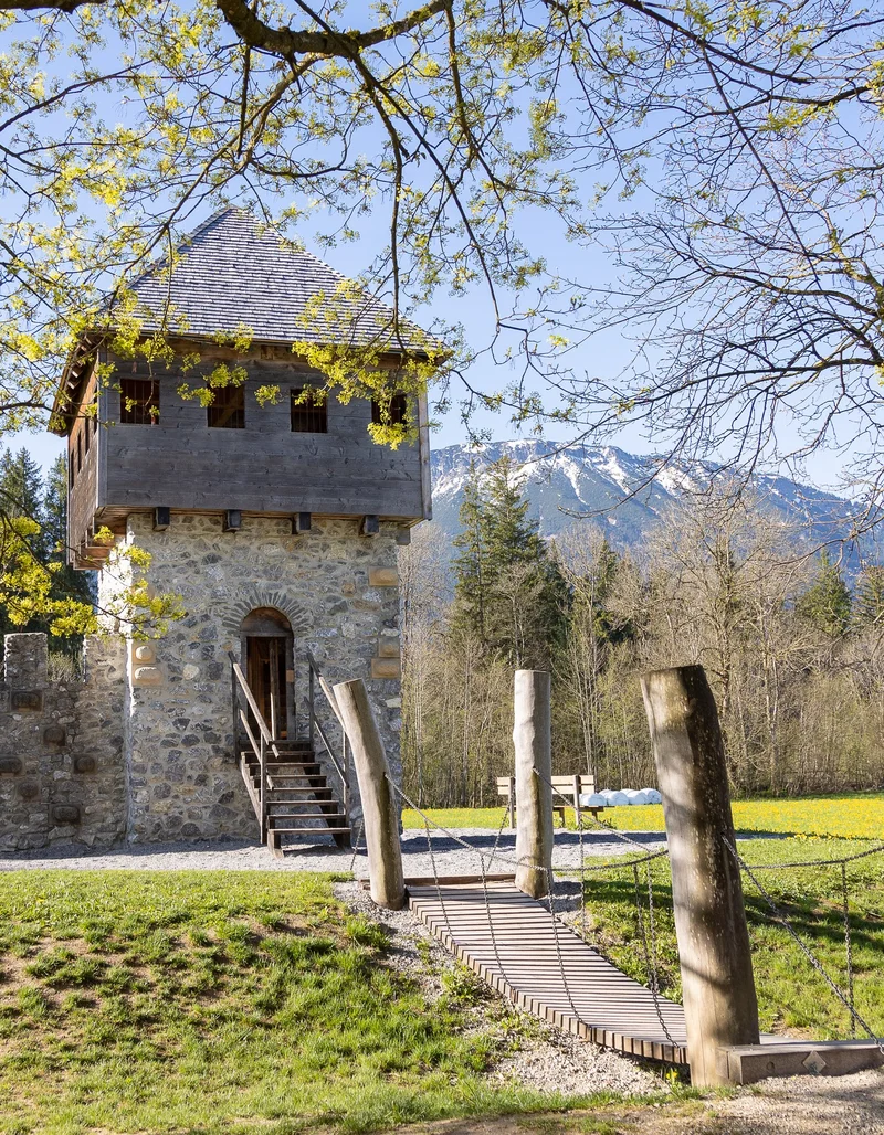 Spielen auf dem Ritterspielplatz Verkleinerte Nachbildung einer Burganlage des 13. Jahrhunderts auf dem Ritterspielplatz in Pfronten