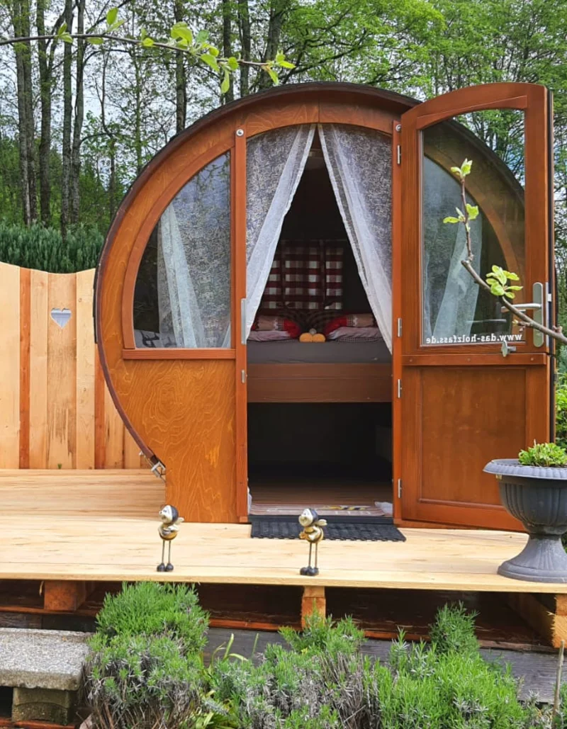 ©A. Grotz Schlafmöglichkeit in einem urigen Schlummerfass aus Holz.