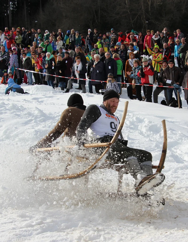 Pfrontener Schalenggen - Allgäuer Alpen Pfrontener Schalenggen auf dem Weg ins Ziel, im Hintergrund sind viele Zuschauer.