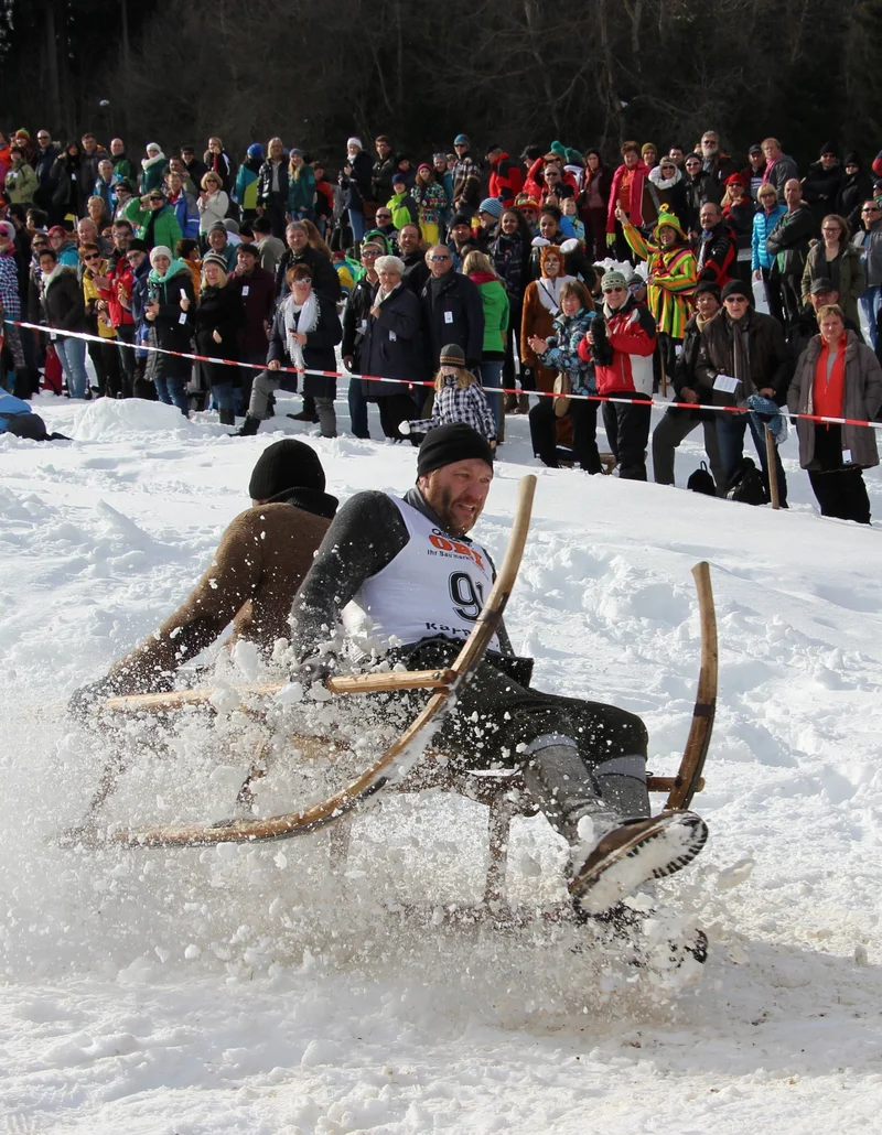Pfrontener Schalenggen - Allgäuer Alpen Pfrontener Schalenggen auf dem Weg ins Ziel, im Hintergrund sind viele Zuschauer.