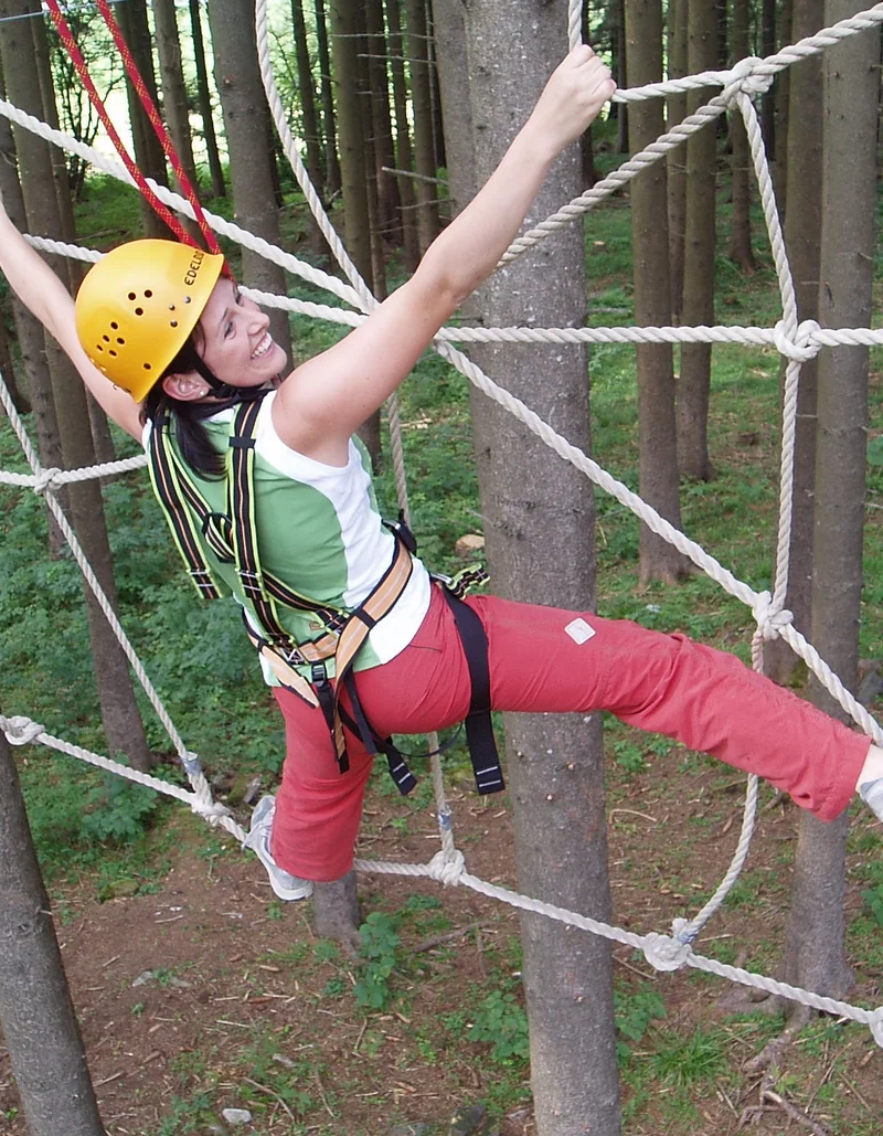Klettern im Waldseilgarten Pfronten Eine Kletterin im Waldseilgarten Pfronten.