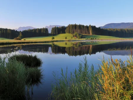 Der Atlesee im Allgäu - Badeseen im Allgäu Badesee Attlesee mit Liegeflächen und einmaligem Bergpanorama.