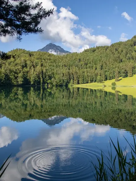 Wunderschöner Bergsee Alatsee mit kristallklarem Wasser in einer traumhaften Alpenkulisse.