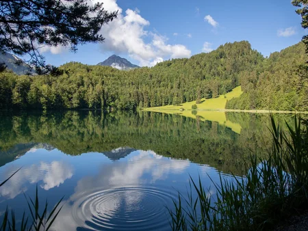Wunderschöner Bergsee Alatsee mit kristallklarem Wasser in einer traumhaften Alpenkulisse.