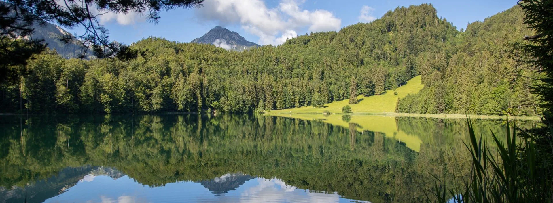 Wunderschöner Bergsee Alatsee mit kristallklarem Wasser in einer traumhaften Alpenkulisse.