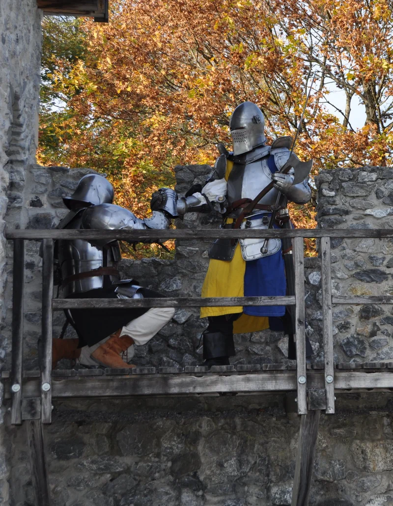 Spielen auf dem Ritterspielplatz Zwei Ritter in Rüstung auf dem Ritterspielplatz in Pfronten.