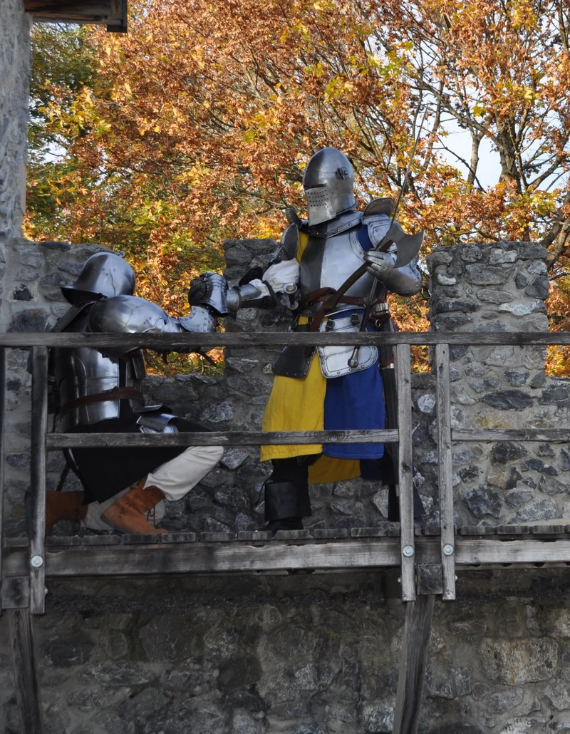 Spielen auf dem Ritterspielplatz Zwei Ritter in Rüstung auf dem Ritterspielplatz in Pfronten.