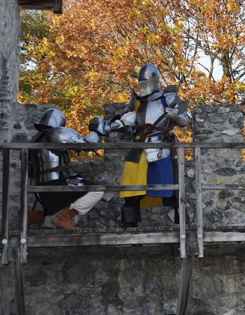 Spielen auf dem Ritterspielplatz Zwei Ritter in Rüstung auf dem Ritterspielplatz in Pfronten.