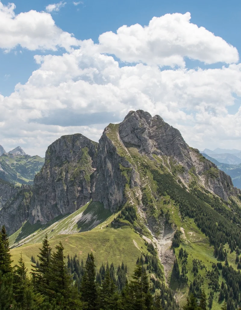 Die Alpen Sonniger Panoramablick auf die beeindruckende Berglandschaft.