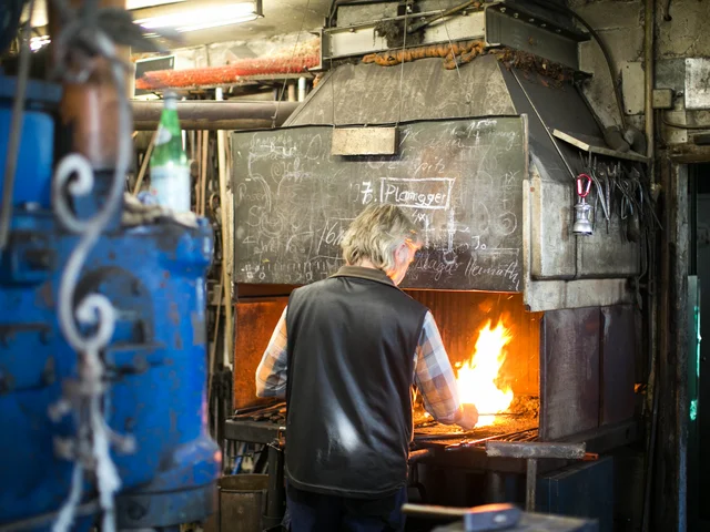 Schmied in Pfronten Ein Schmied bei der Arbeit in Pfronten.