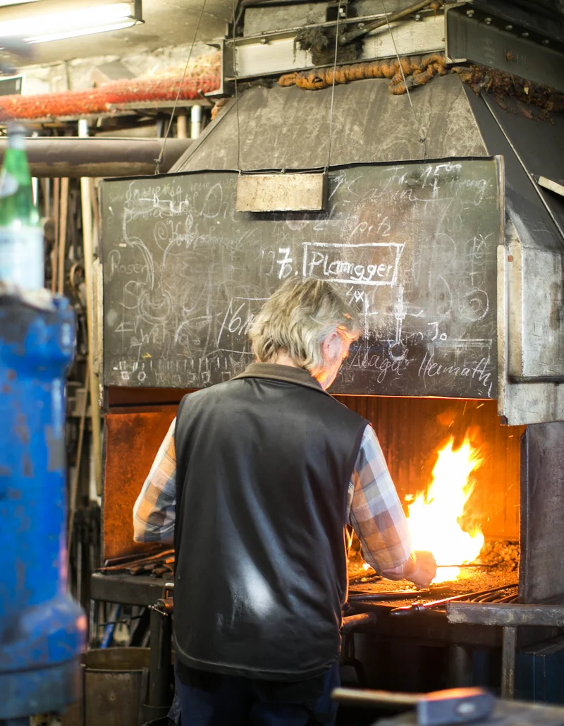 Ein Schmied bei der Arbeit in Pfronten.