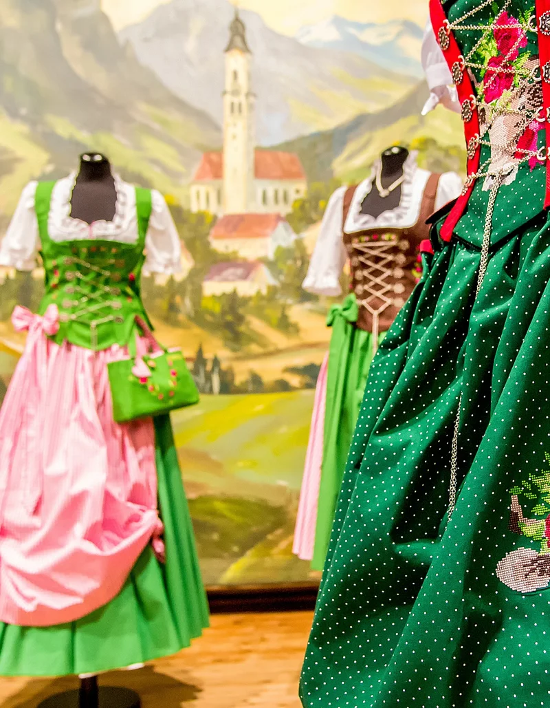 Dirndl und Trachtenberatung auf dem Trachtenmarkt in Pfronten im Allgäu Ausstellung aufwändiger Dirndl auf dem Trachtenmarkt in Pfronten.