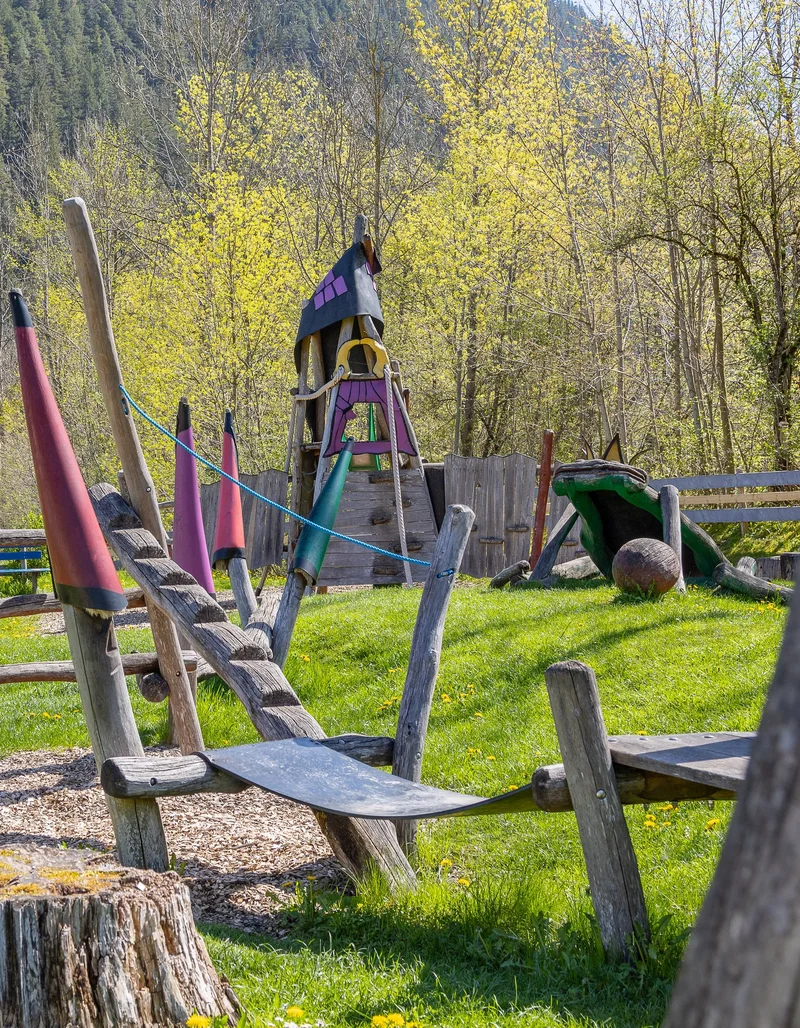 Märchen- und Malstunde im Märchenstadel Verschiedene Spielgeräte auf dem Märchenspielplatz in Pfronten.
